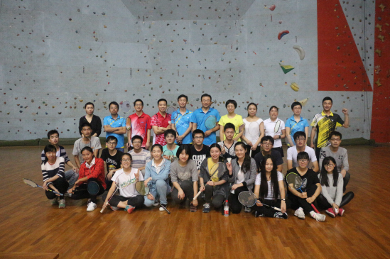 世界杯院直党支部与“结对”学生党支部羽毛球友谊赛顺利举行