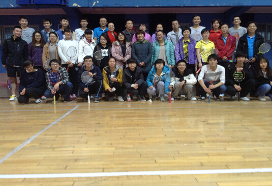 世界杯师生羽毛球友谊赛顺利举行