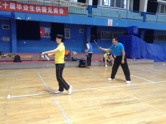 世界杯师生羽毛球友谊赛顺利举行