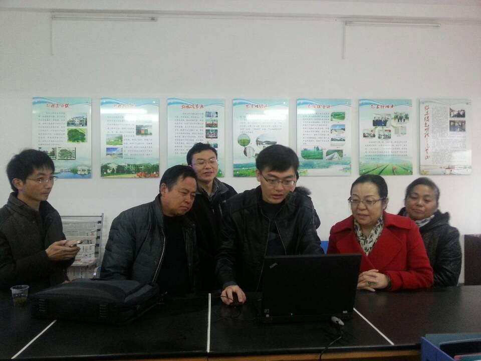 在线买世界杯平台为理论热点“面对面”对点帮扶单位英山县乌云山赠送电脑