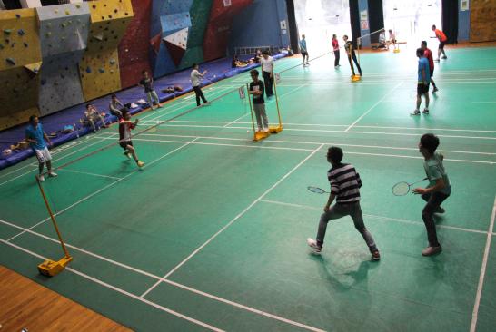 世界杯院直党支部与“结对”学生党支部羽毛球友谊赛顺利举行