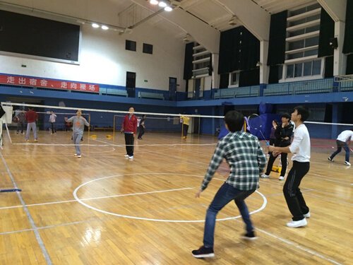 世界杯师生羽毛球友谊赛顺利举行