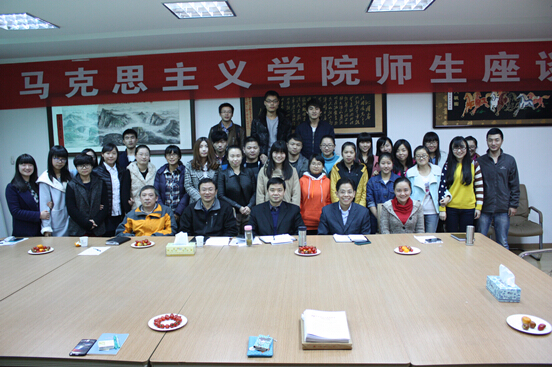 在线买世界杯平台师生座谈会顺利举行