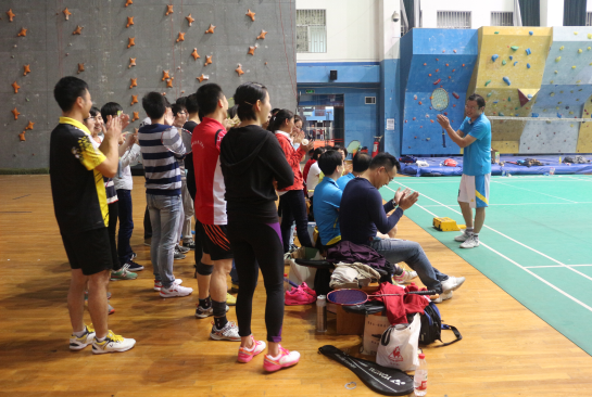 世界杯院直党支部与“结对”学生党支部羽毛球友谊赛顺利举行